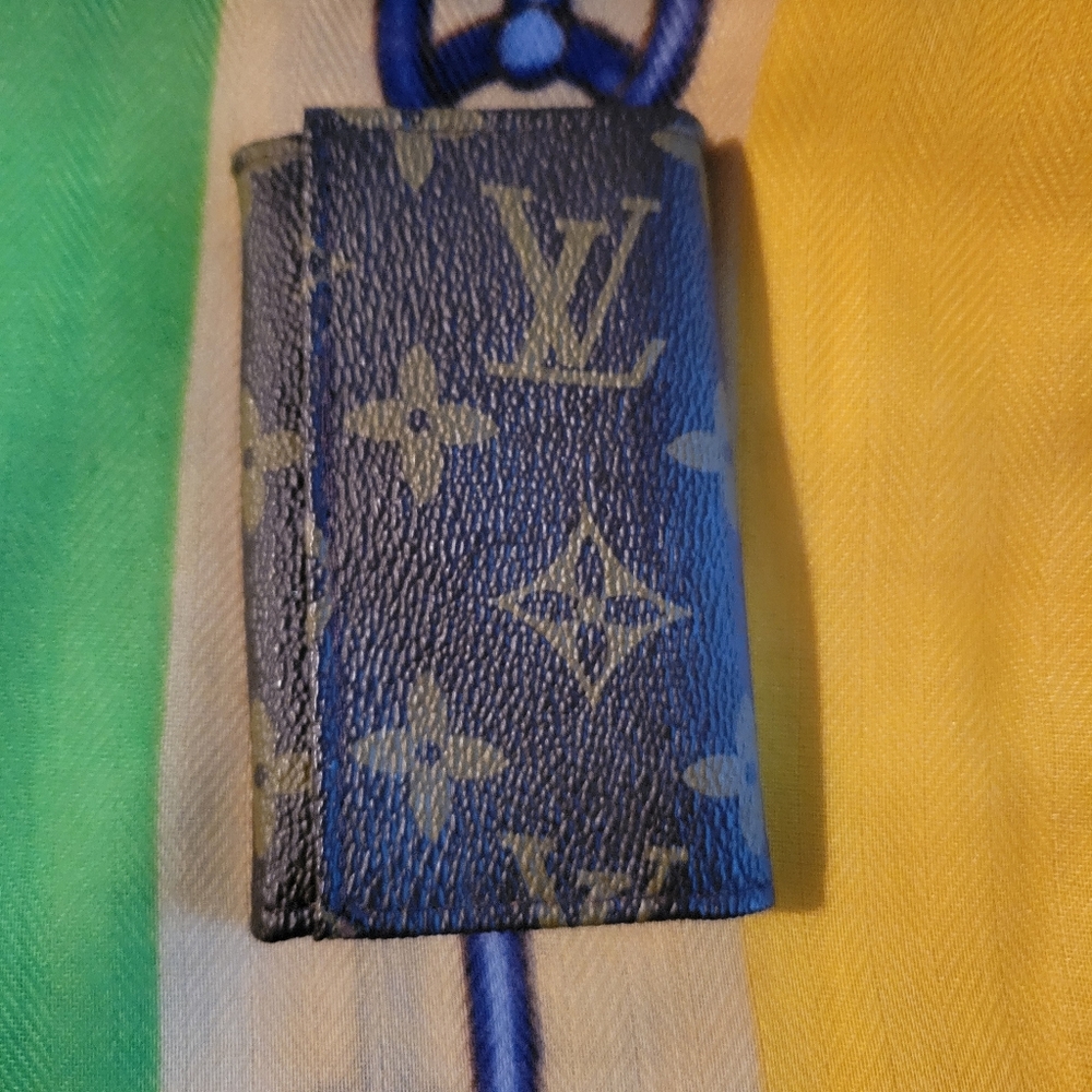 Louis vuttion key and coin wallet